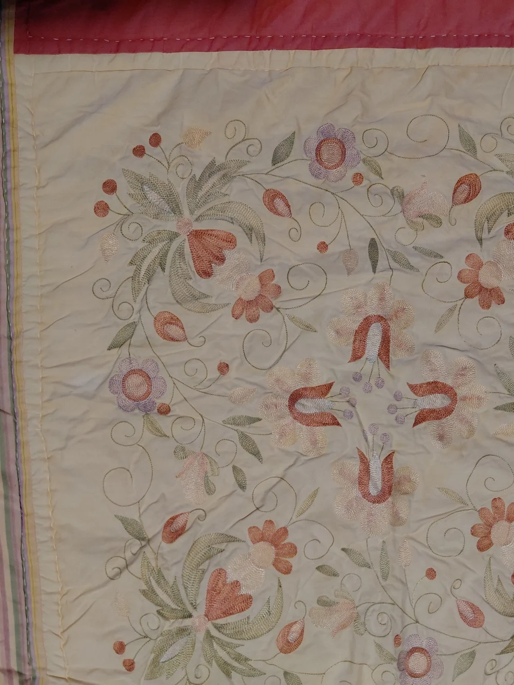 VINTAGE Handmade Queen Patchwork Floral Quilt - Red, Green, Cream 86
